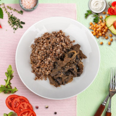 Бефстроганов из говядины с гречкой и грибами